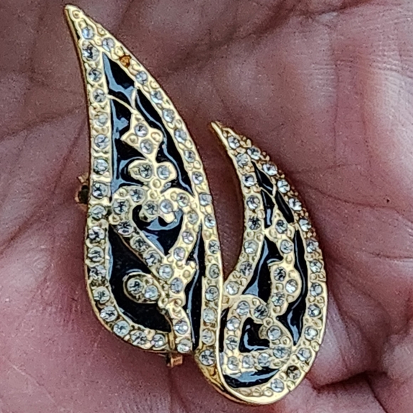 Vintage Butler Clip-on Earrings - Picture 11 of 13